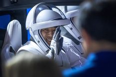 El astronauta Satoshi Furukawa, especialista de la misión JAXA (Agencia de Exploración Aeroespacial de Japón) y uno de los miembros de la Tripulación 7 de la NASA, gesticula durante la salida de la tripulación del Edificio de Operaciones. Foto: EFE/CRISTOBAL HERRERA-ULASHKEVICH