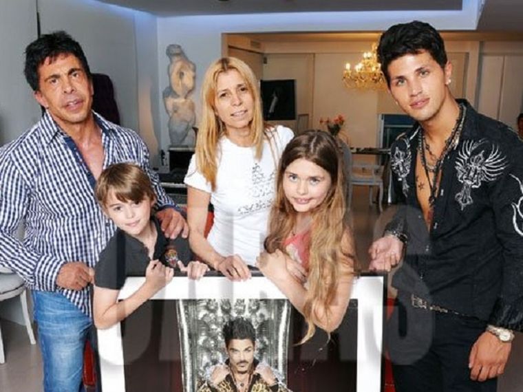 Gustavo Martínez, Marisa López y Rodrigo Díaz, junto a Felipe y Maartita Fort.