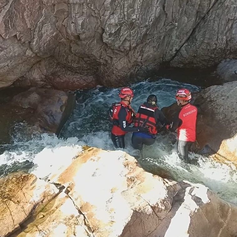 Los efectivos bajaron para ayudar a la mujer de 42 años Foto: X @PoliciaCbaOf