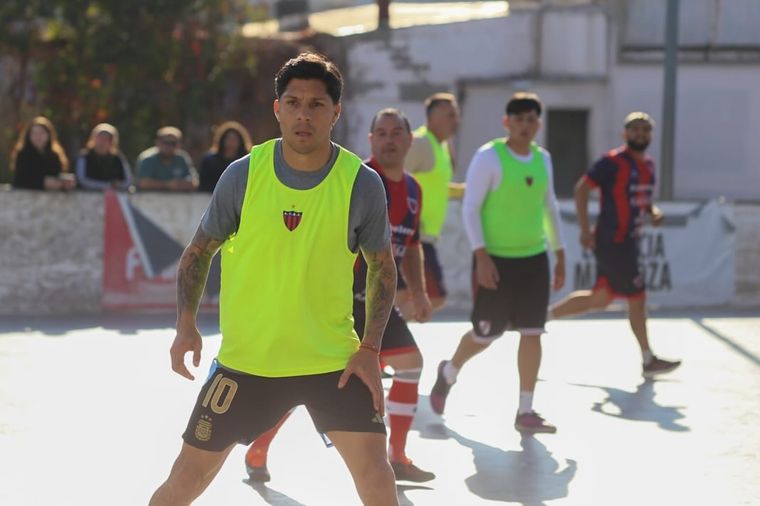 El exjugador de River Plate y la Selección Argentina participó de la jornada organizada por Andes Talleres para acompañar a Emilia Troncoso, la nena de 12 años que espera un trasplante de corazón en Buenos Aires. El exjugador de River Plate y la Selección Argentina participó de la jornada organizada por Andes Talleres para acompañar a Emilia Troncoso, la nena de 12 años que espera un trasplante de corazón en Buenos Aires.