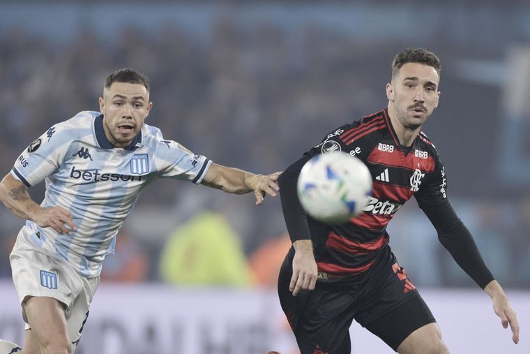 Tomás Conechny, de Racing, disputa el balón con Leonardo Ortiz. de Flamengo, en el estadio Presidente Perón por la semi de vuelta de la Copa Libertadores.&nbsp;