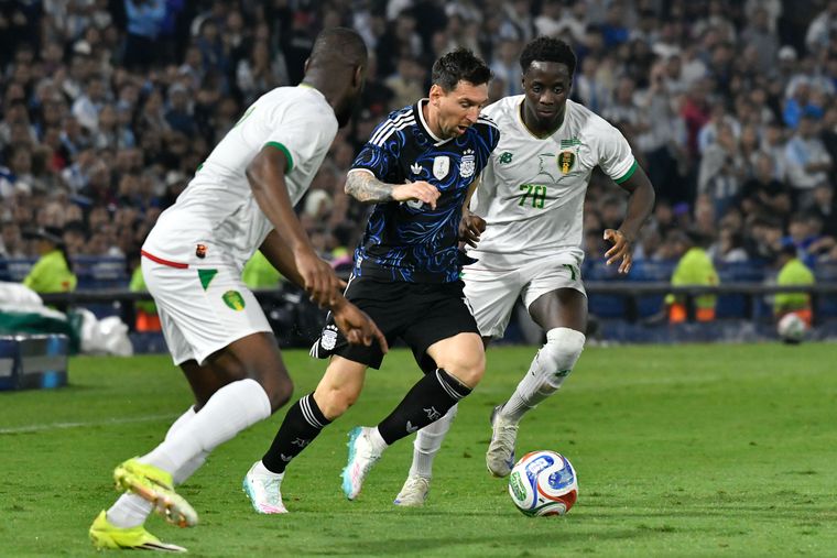 Lionel Messi encara ante la férrea marca de dos defensores de Mauritania. El capitán de la Selección ingresó en el inicio del complemento, pero no marcó la diferencia.&nbsp;