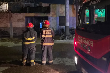 El cuerpo de Bomberos se desplego en tres frentes de ataque para detener el incendio. El cuerpo de Bomberos se desplego en tres frentes de ataque para detener el incendio.