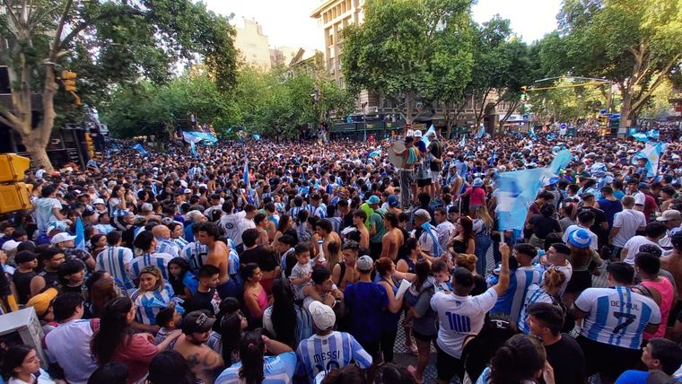La marea albiceleste copó las calles del centro mendocino. Foto: Maximiliano Ríos / MDZ