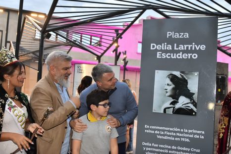 El intendente Diego Costarelli encabezó el acto en homenaje a la primera Reina Nacional de la Vendimia, oriunda de Godoy Cruz. El intendente Diego Costarelli encabezó el acto en homenaje a la primera Reina Nacional de la Vendimia, oriunda de Godoy Cruz.