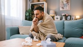 La fiebre y el malestar general son dos síntomas comunes de la gripe K.