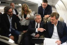 Alberto Fernández en el vuelo de regreso con parte de su comitiva Foto: NA
