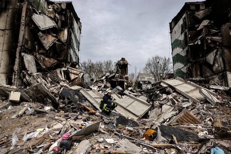 Kiev: El Ejército ruso continuó hoy con bombardeos en Ucrania en preparación de una ofensiva en el este del país que podría ser decisiva para una guerra que ha dejado miles de muertos, gran destrucción y a Rusia mayormente aislada a nivel internacional. Foto: AFP-Telam