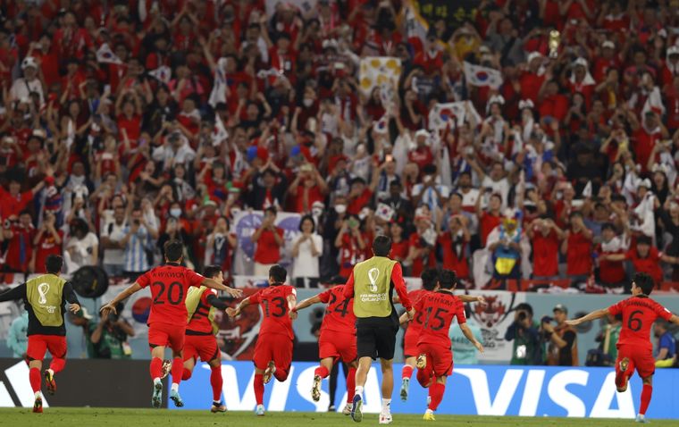 Los coreanos deliraron con la clasificación a octavos de Qatar 2022. Foto: EFE
