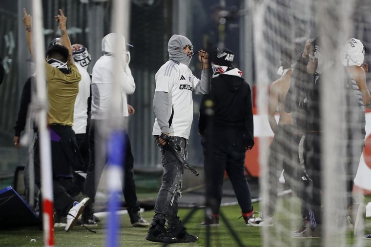 La invasión de la barra podría comprometer y mucho a Colo-Colo. Foto: EFE