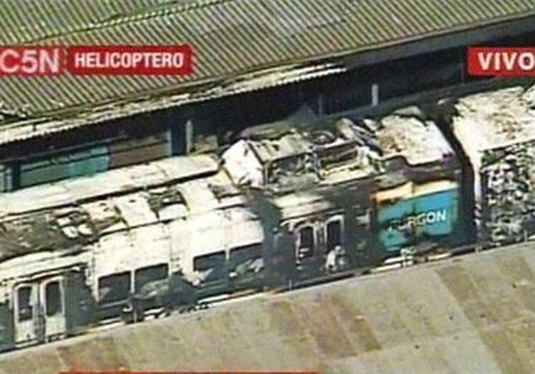 Así quedó la formación del tren incendiado. Foto: Imagen TV