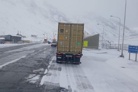 Camioneros denunciaron abandono, desorganización y falta de respuestas en el Paso Internacional hacia Chile. Camioneros denunciaron abandono, desorganización y falta de respuestas en el Paso Internacional hacia Chile.