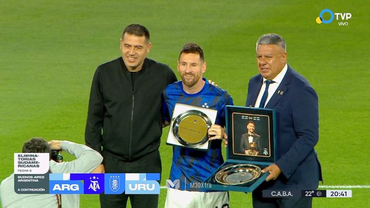 Riquelme, Messi y Tapia con las plaquetas por el octavo Balón de Oro del crack