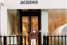 Simón Porte Jacquemus posando por fuera de su local Foto: Fuente: Imagen /  @jacquemus