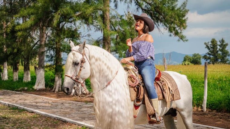 La postal que vimos todos en redes sociales con su cabello verde es sin duda una de sus apuestas más atrevidas. Foto: El Intranews