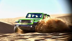 Debajo del capó, el Jeep Wrangler incorpora un motor turbo de 2.0 litros que entrega 268 HP de potencia y 400 Nm de torque.