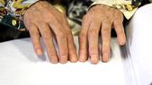 Una mujer leyendo la biblia en braille. Una mujer leyendo la biblia en braille.