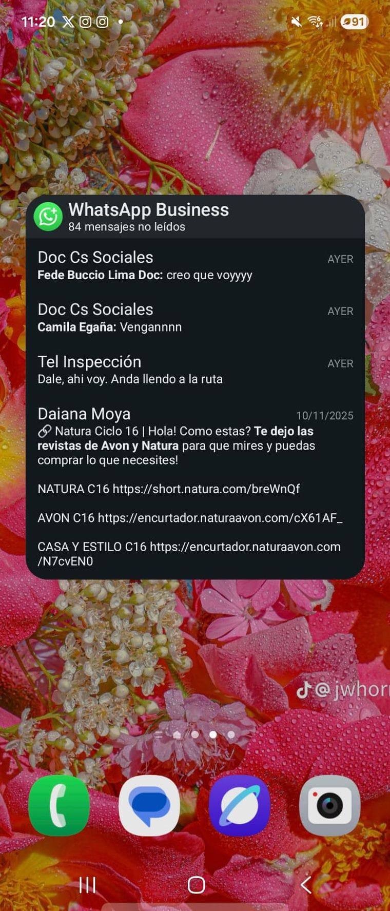 El widget de WhatsApp permite leer mensajes sin abrir la app ni activar el doble check azul. El widget de WhatsApp permite leer mensajes sin abrir la app ni activar el doble check azul.