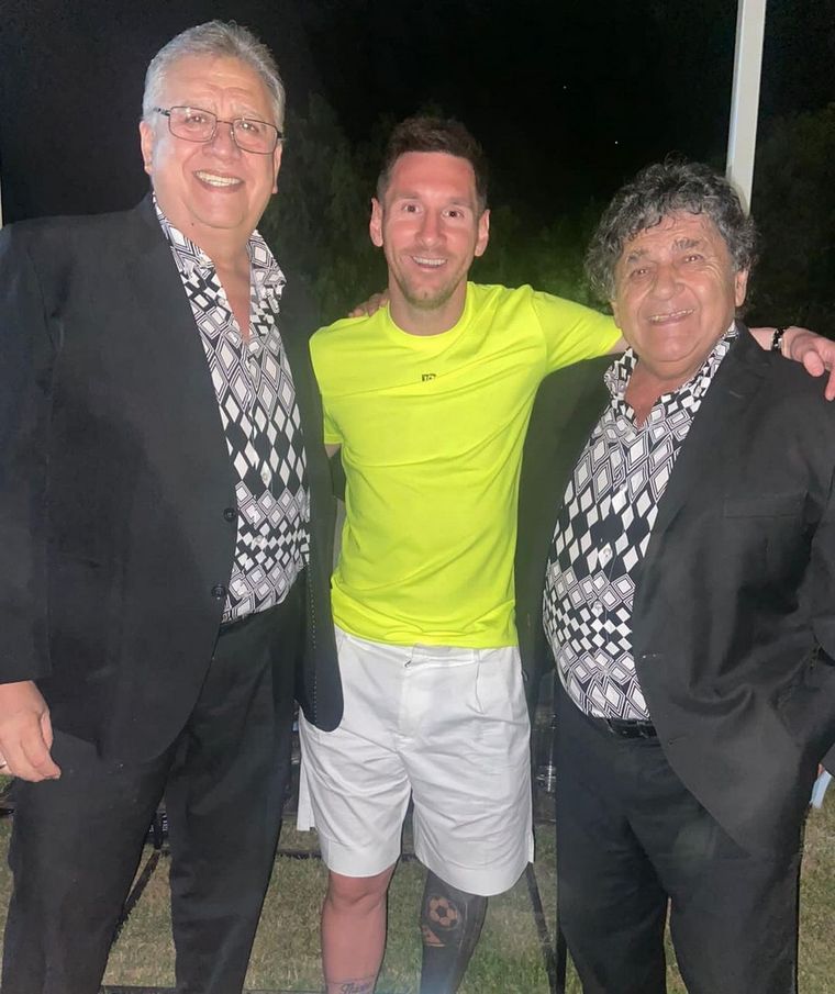 Lionel Messi junto a Los Palmeras Foto: Instagram @lospalmerasoficial