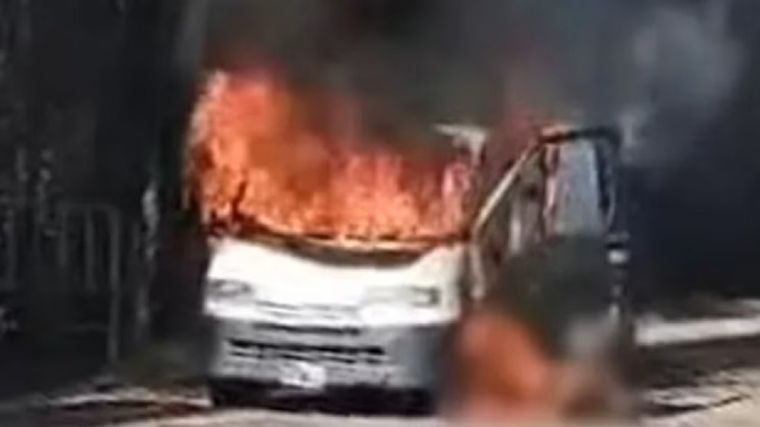 El auto tocó accidentalmente un cable del tendido eléctrico que colgaba bajo y sufrió un incendio de forma instantánea. Foto: Gentileza Info Regina