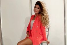 loly antoniale disfruta del agua, el sol y de sus buenas curvas
