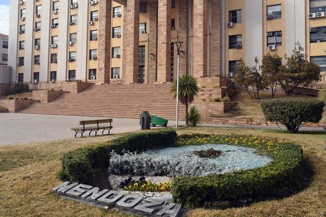 El Gobierno de Mendoza lanzó la convocatoria a concursos para cubrir vacantes en tres ministerios. El Gobierno de Mendoza lanzó la convocatoria a concursos para cubrir vacantes en tres ministerios.