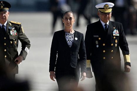 Sheinbaum junto al secretario de Defensa, Ricardo Trevilla Trejo (izq.) y el almirante Raymundo Pedro Morales, el pasado 10 de febrero.