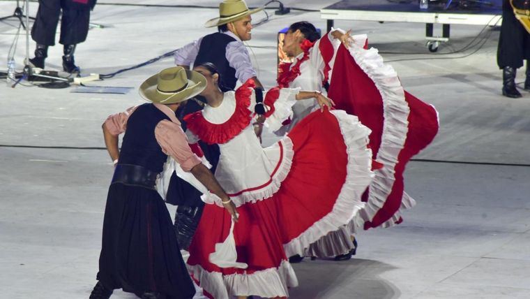 Bailarines se sumaron al escenario para acompañar el show del Chaqueño Palavecino. Bailarines se sumaron al escenario para acompañar el show del Chaqueño Palavecino.