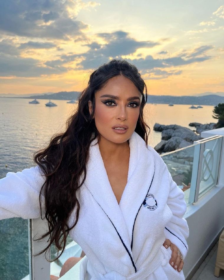 SALMA HAYEK LA ACTRIZ DEBUTÓ EN LA ACTUACIÓN AL PROTAGONIZAR LA TELENOVELA TERESA Foto: INSTAGRAM @salmahayek