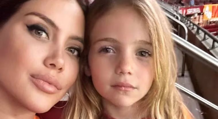 Isabella, la hija de Wanda Nara y Mauro Icardi, la rompió hablando inglés británico En los últimos días, la niña de 7 años se hizo viral en las redes sociales