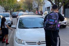 Autos en doble fila, calles colapsadas y padres apurados: la postal repetida en la puerta de una escuela mendocina. Foto: Gentileza Autos en doble fila, calles colapsadas y padres apurados: la postal repetida en la puerta de una escuela mendocina. Foto: Gentileza