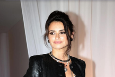 Penélope Cruz demuestra que puedes llevar los clásicos con estilo canchero y juvenil. Foto: Instagram