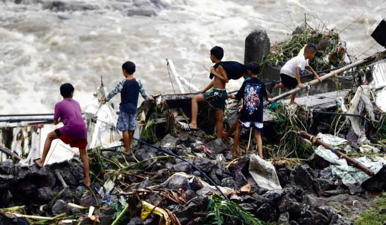 En Filipinas, la tormenta ha tenido un paso arrollador. Foto Efe
