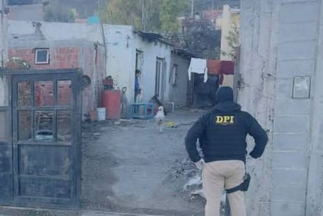 Mientras los sospechosos fueron detenidos, Luis Damián Uribe amenazó desde el hospital a quienes asesinaron a su mujer en Comodoro Rivadavia. Mientras los sospechosos fueron detenidos, Luis Damián Uribe amenazó desde el hospital a quienes asesinaron a su mujer en Comodoro Rivadavia.