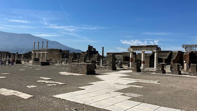 El investigador estudia el uso de la luz natural en la arquitectura antigua.&nbsp; &nbsp;