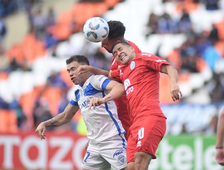 Godoy Cruz mereció más, pero Losada fue figura y salvó a Belgrano: fue 0-0 Foto: Télam