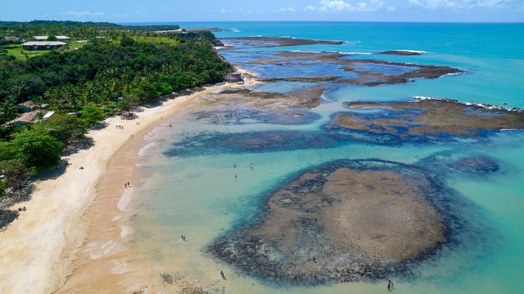 Cuando la marea baja aparecen pequeas islas y piscinas naturales. Cuando la marea baja aparecen pequeas islas y piscinas naturales. 