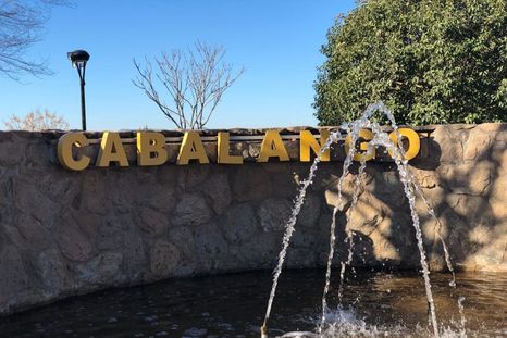 Río, sombra y silencio: tres razones para elegir este rincón serrano cuando el cuerpo pide pausa. Foto: Cabalando