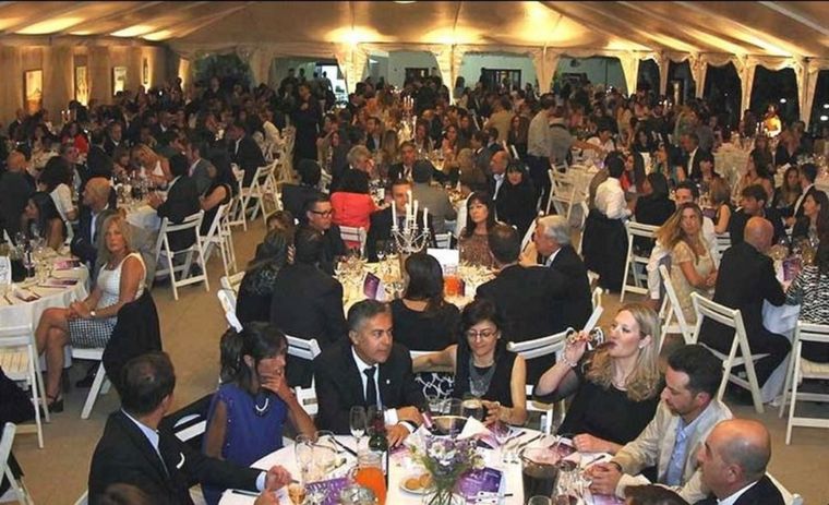 La cena solidaria, en ediciones anteriores. Este año podés participar en forma virtual.