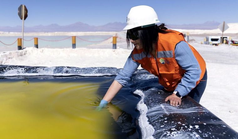 China beneficiará a los países que exportan litio, tal el caso de Argentina, Chile y Bolivia. Foto: Efe.