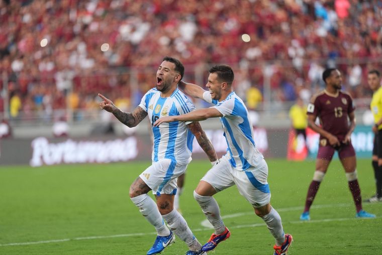 Nicolás Otamendi festeja el gol ante Venezuela. Foto: @Argentina