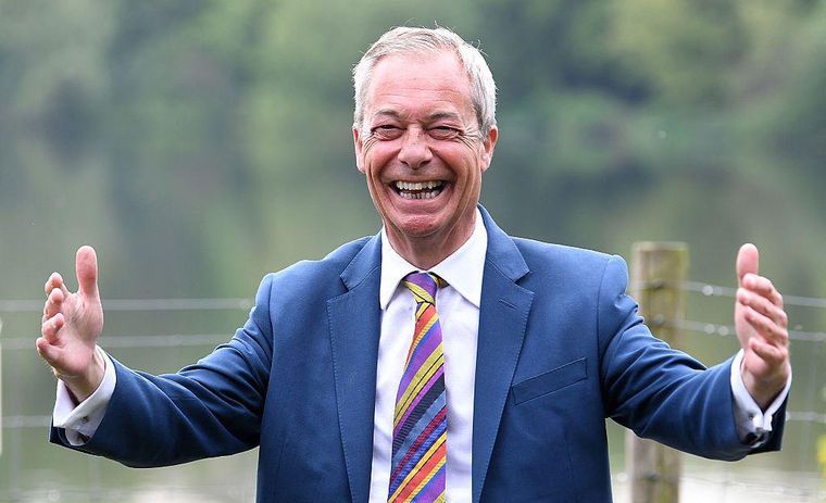 La formación populista de derechas de Nigel Farage, Reform UK, que defiende un programa de expulsiones masivas de migrantes, encabeza actualmente las encuestas en Reino Unido.