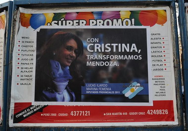 Los afiches que colgó La Cámpora enchastran otras publicidades. Foto: Pachy Reynoso/MDZ