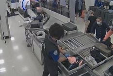 Recientemente, dos agentes de la TSA fueron captados realizado robos a equipajes en el Aeropuerto de Miami  Foto: Captura de video