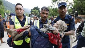 La violenta riada arrasó varias localidades de Nepal y dejó al menos 16 personas fallecidas cerca de la frontera con China.