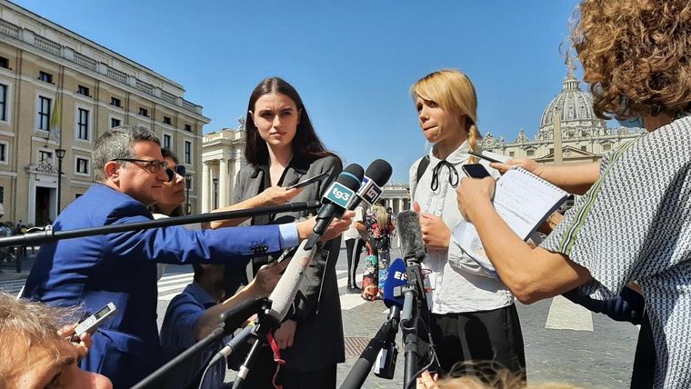 Las dos esposas de soldados que charlaron con Francisco. Foto: Breakinglatest.news