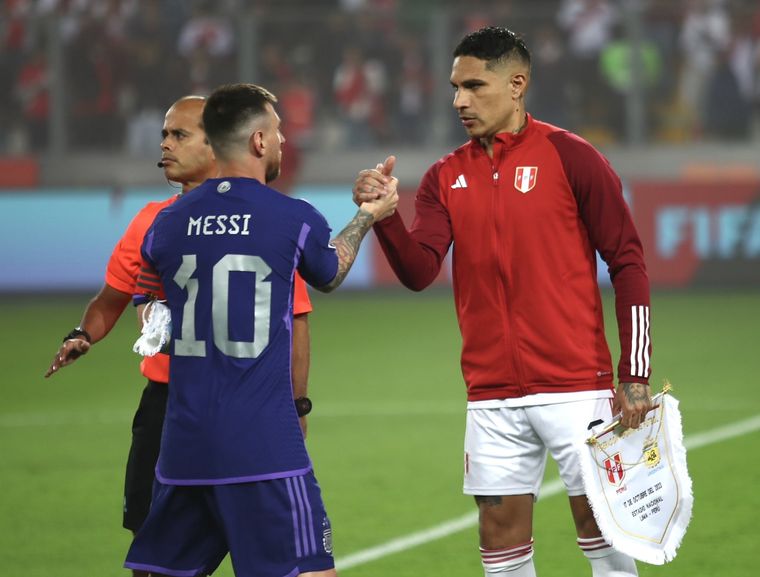 Paolo Guerrero fue titular en la derrota ante Argentina. Foto: @SeleccionPeru