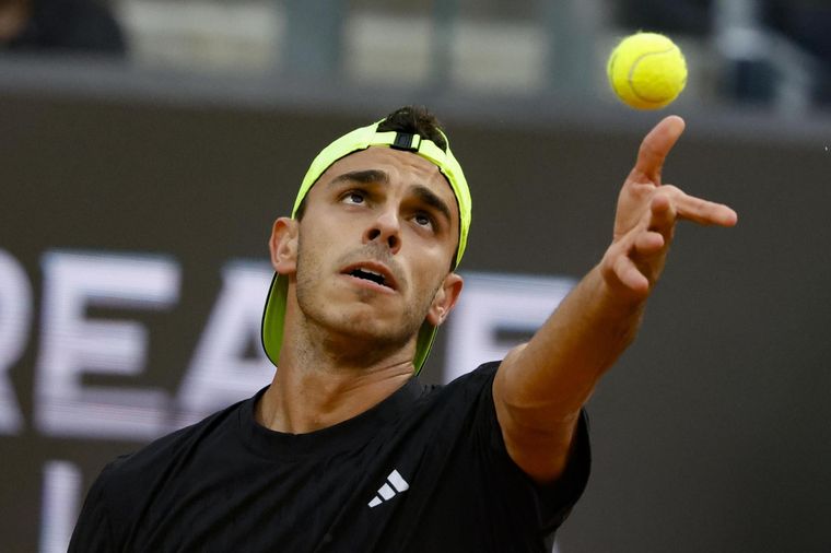 Cerúndolo cayó en dos sets ante el número 1 del mundo, Jannik Sinner, y quedó eliminado en los octavos de final del Masters 1000 de Roma. Foto: EFE