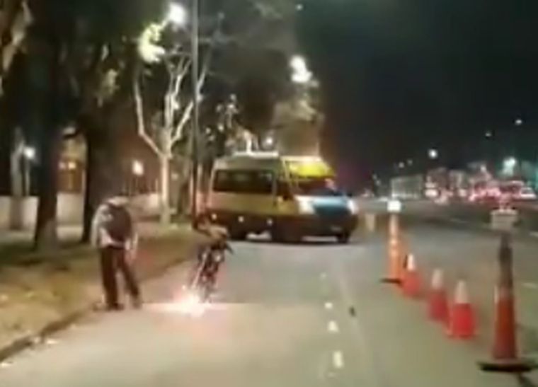 El instante en que el motociclista incendia su propia moto