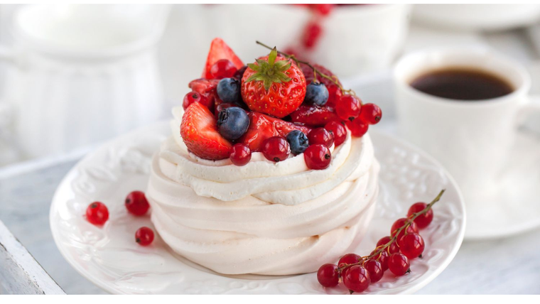 En su receta tradicional, el merengue queda crocante afuera y esponjoso adentro gracias a la cocción lenta. En su receta tradicional, el merengue queda crocante afuera y esponjoso adentro gracias a la cocción lenta.